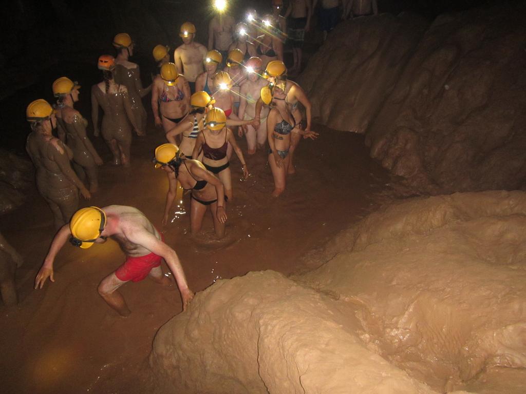 Thien Phu Hostel Phong Nha Bagian luar foto